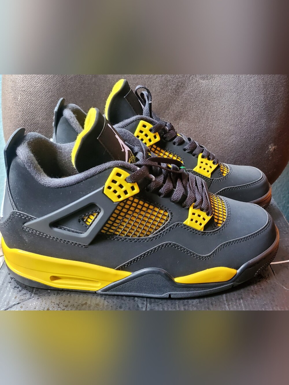 Air Jordan 4 Retro Thunder. Size 10